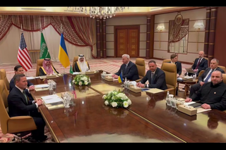 Um ainda tirado de um vídeo publicado pelo Ministério das Relações Exteriores da Ucrânia mostra uma reunião de delegação ucraniana com seus colegas dos EUA em Jeddah, Arábia Saudita